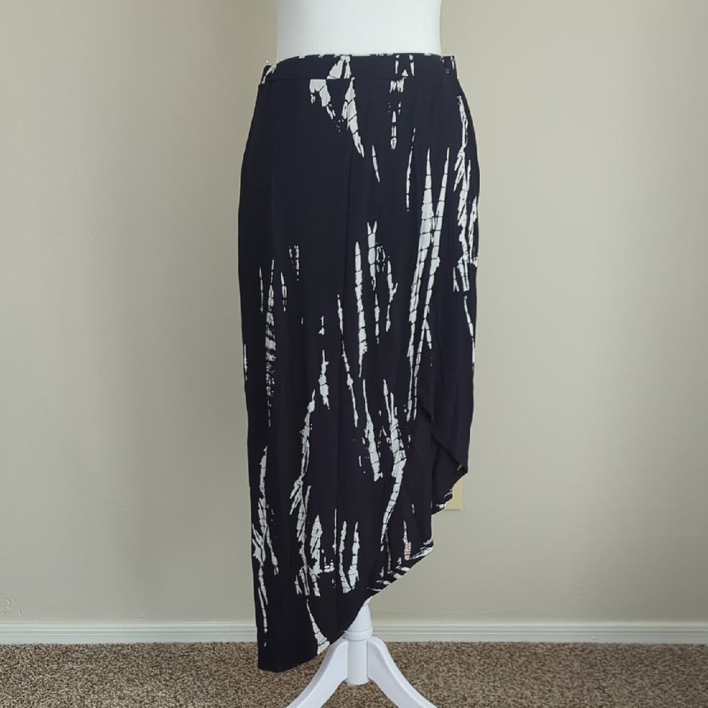 Xhilaration Black and White Asymmetrical Skirt